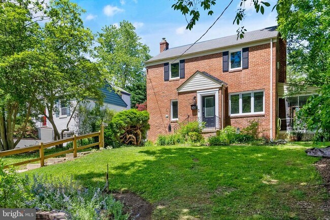 Building Photo - 921 Langley Dr