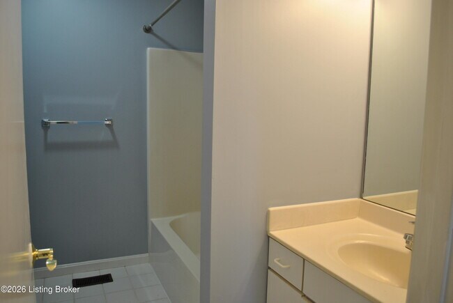 Building Photo - 4118 Hickoryview Dr