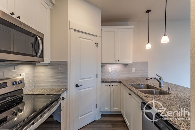 Building Photo - Modern Living in Ridgefield – 3BR/2.5BA Co...