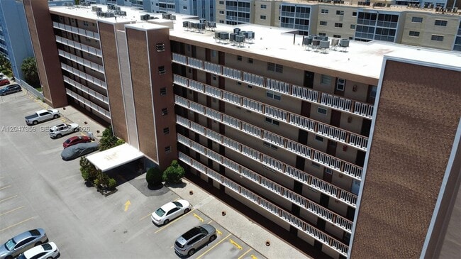Building Photo - 301 NE 14th Ave