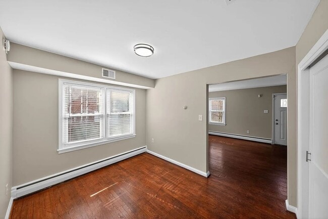 Building Photo - Spacious Townhome with driveway