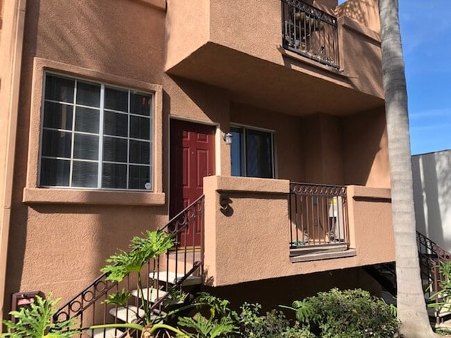 Building Photo - Beautiful 3 bedroom 2 bath Townhome across...