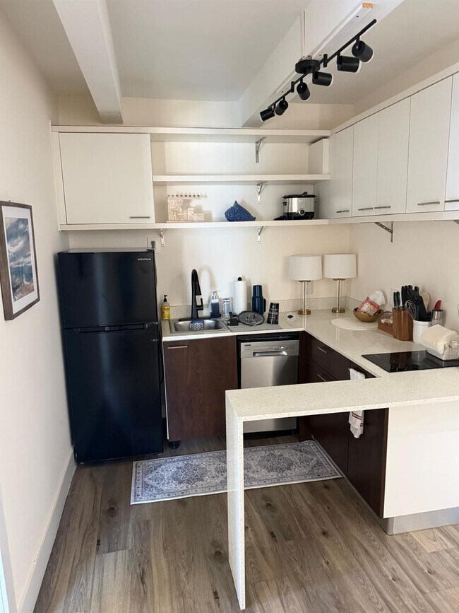 Building Photo - 1020 N Victoria Park Rd