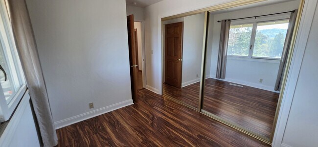 Building Photo - Fabulous Moraga 4bd+den/3ba Property with Stunning Views & Pool/Spa