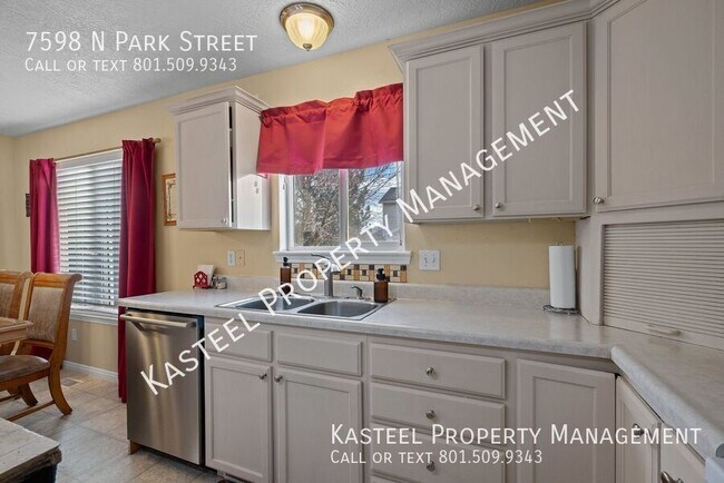 Building Photo - 7598 N Park St