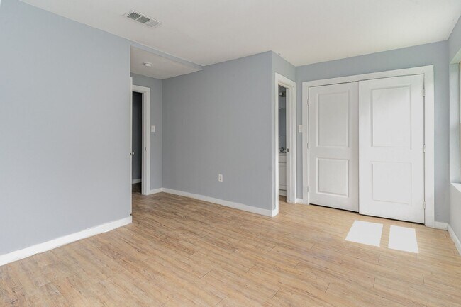 Building Photo - 4621 Owenwood Ave