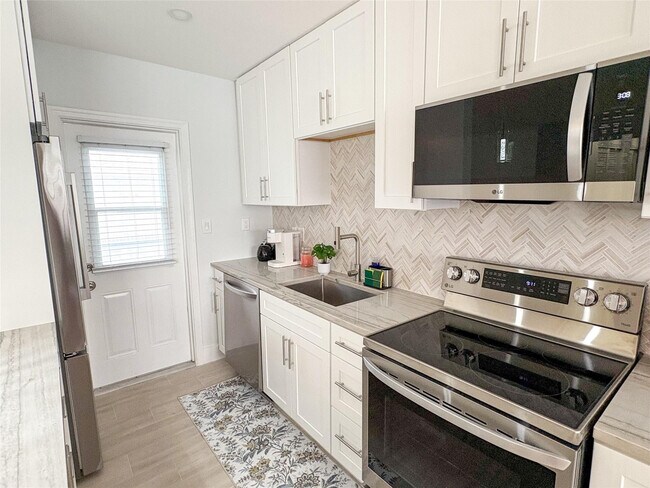 Building Photo - 4541 N Ocean Dr