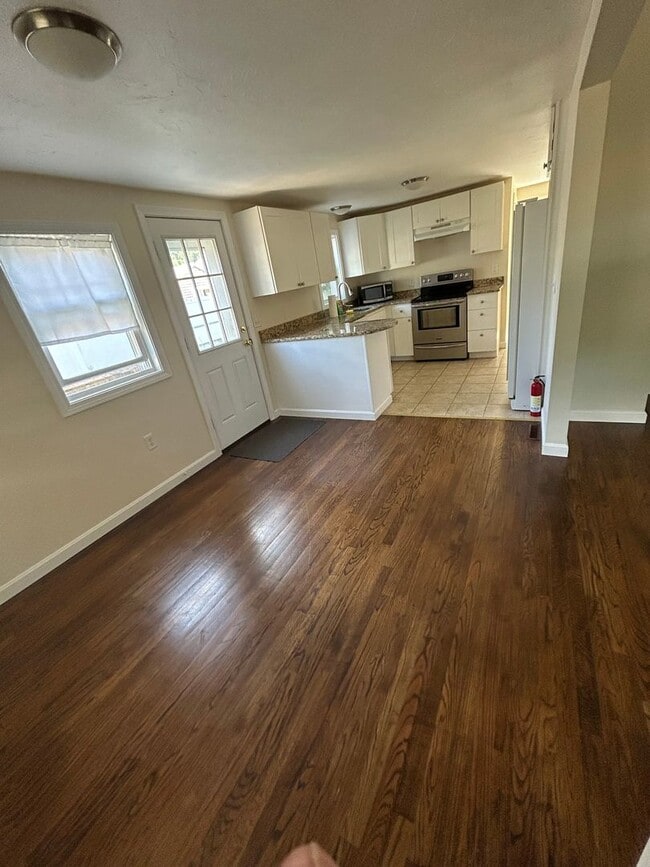 Building Photo - Dennisport 3 Bedroom Ranch