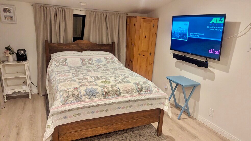 Optional Queen bed or Twin - 5935 Redondo Dr