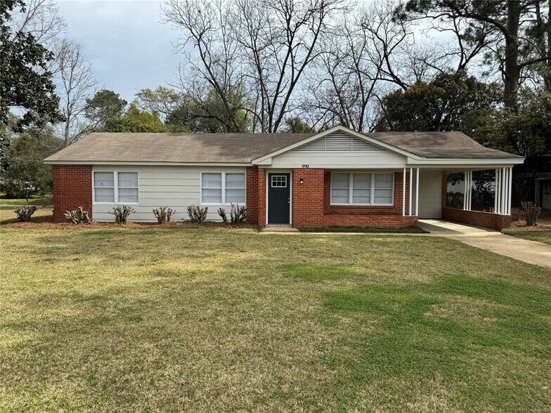 Building Photo - 990 Parkwood Dr