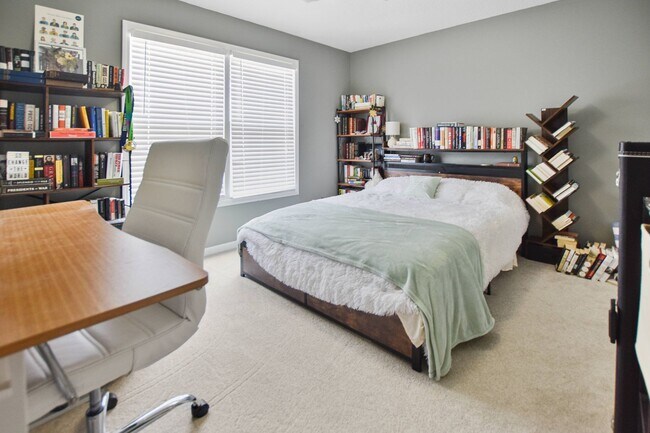 Building Photo - Pet Friendly Four Bedroom with Bonus!