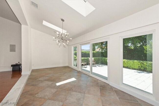 Building Photo - 2252 Royal Ln