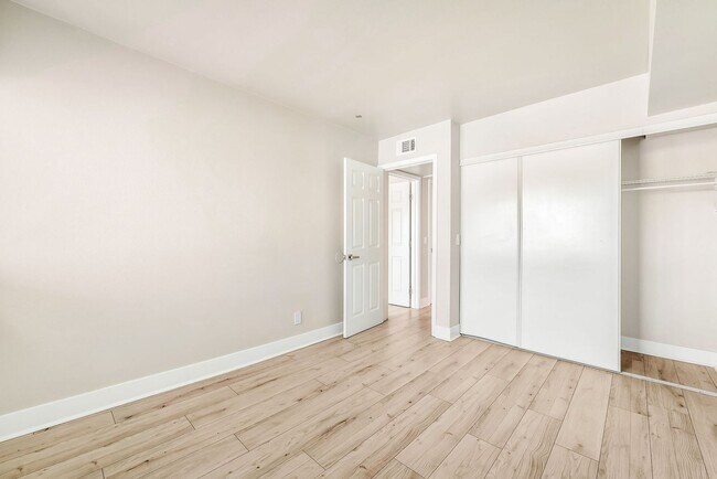 Building Photo - Modern Comfort Minutes from the Heart of Las Vegas!