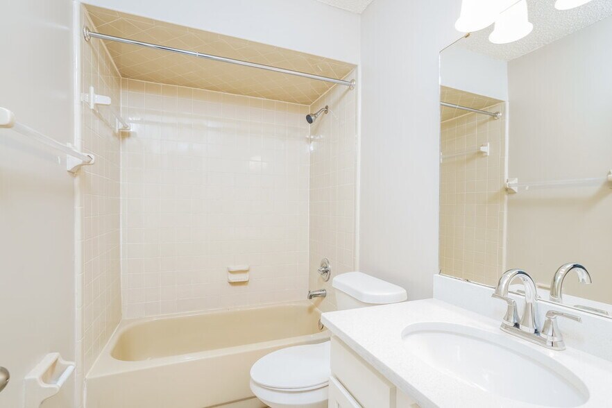 Building Photo - 2677 Aberdeen Ct