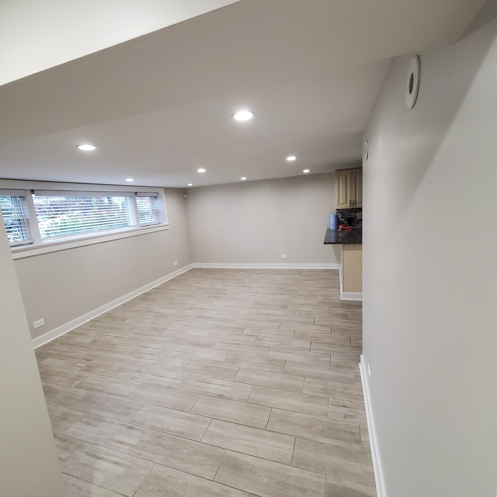 Building Photo - 8044 N Oriole Ave