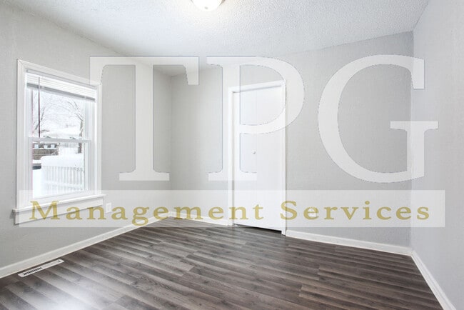 Building Photo - Newly Renovated Unit in Independence MO!