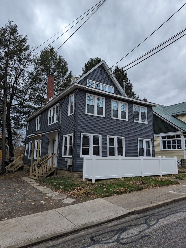 Primary Photo - 548 Baldwin St