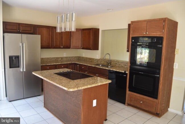 Building Photo - 44037 Kings Arms Square