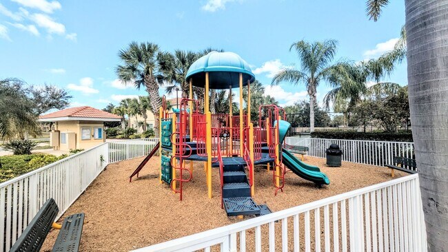 Building Photo - Seasonal/short term/annual  3/3 spacious townhouse with water view off University PKWY