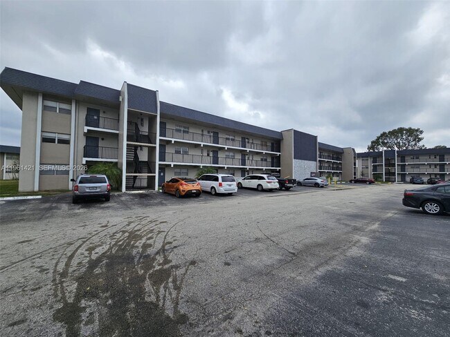 Building Photo - 8020 N Colony Cir