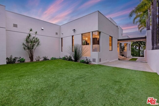 Building Photo - 9405 Sierra Mar Pl