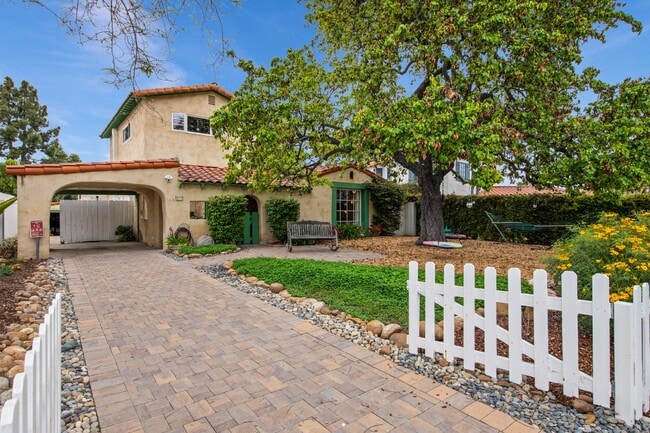 Building Photo - Luxury Living in the Heart of Kensington -...