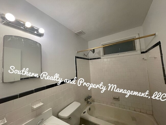 Building Photo - Super Cute newly renovated Home