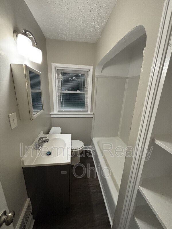 Building Photo - 692 S Wheatland Ave