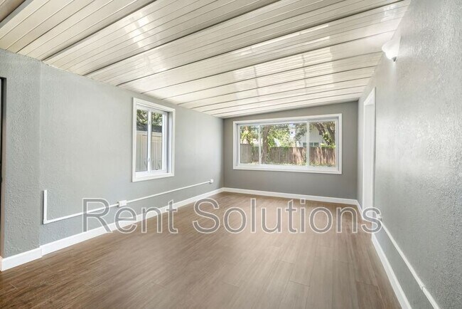 Building Photo - 4715 W Knights Ave