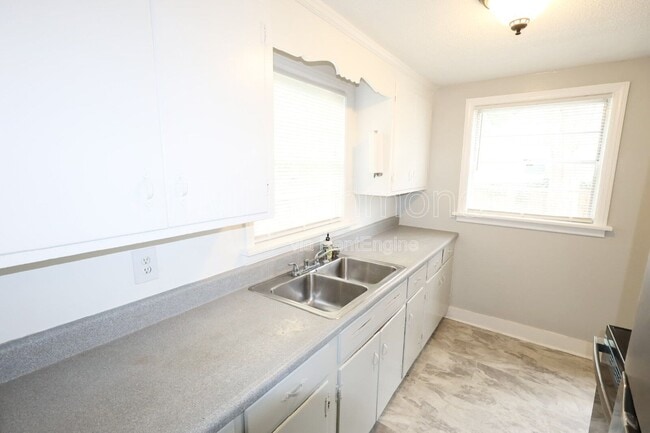 Building Photo - 2405 Bransford Dr