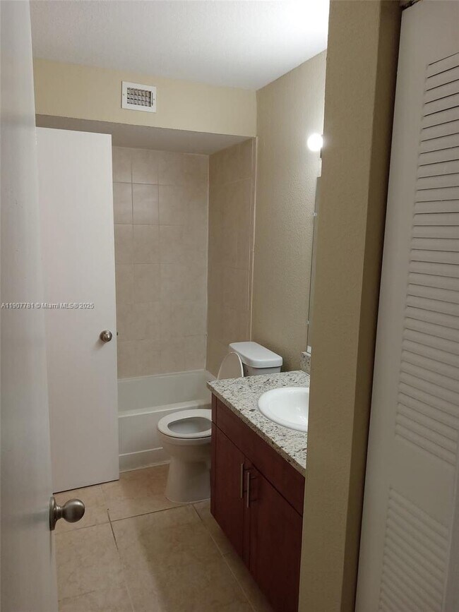 Building Photo - 595 Vista Isles Dr