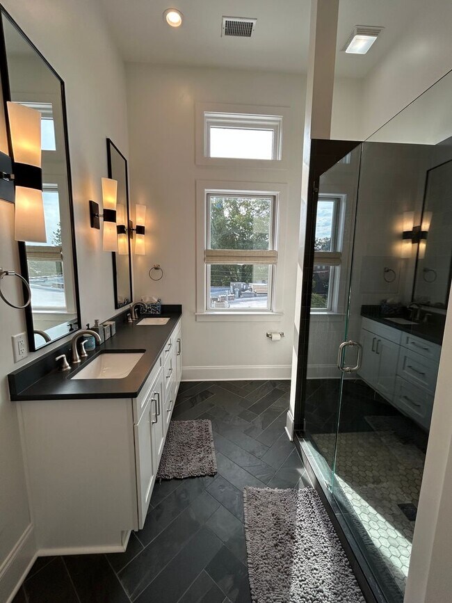 Building Photo - Beautifully Furnished 1/1 Apartment in Downtown Broad St.- $2,350