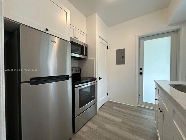 Building Photo - 1567 S Le Jeune Rd