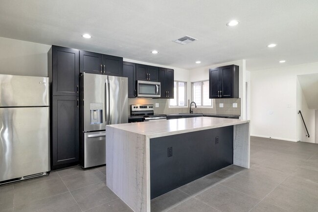 Building Photo - Large Trilevel home backing 60 with pool and close to ASU