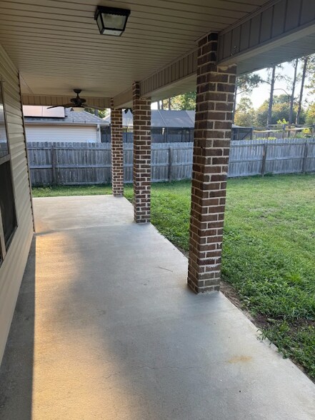 Building Photo - 9154 Deer Ln