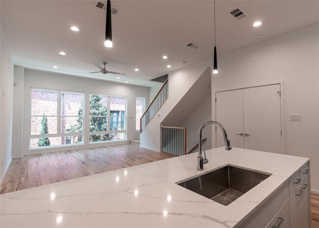 Building Photo - 5931 Ross Ave