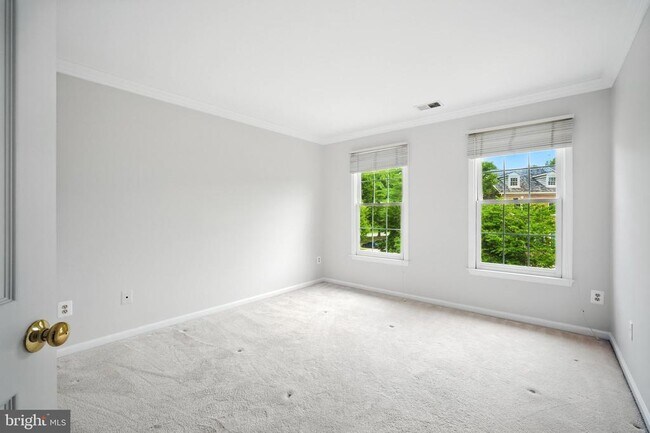 Building Photo - 10189 Castlewood Ln