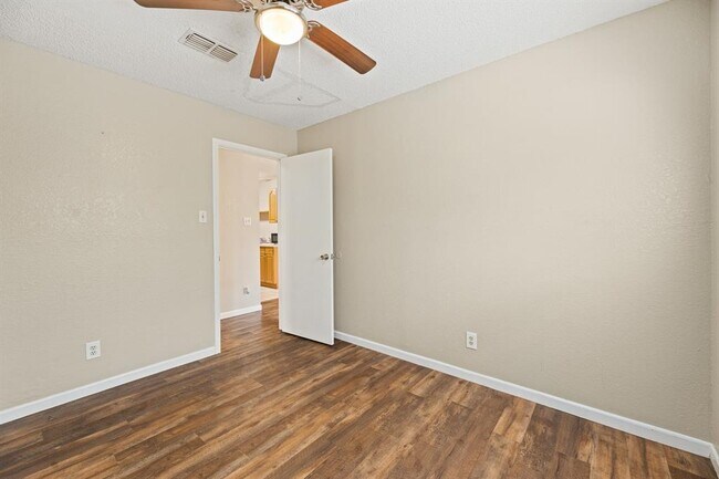 Building Photo - 906 Oleander Ln