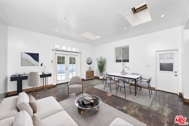Building Photo - 1141 Cabrillo Ave