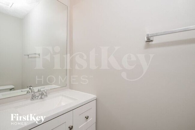 Building Photo - 8124 Valley Ridge Dr