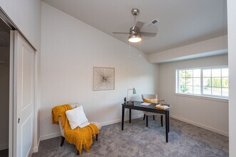 Building Photo - Carefree living in vibrant downtown Puyallup!