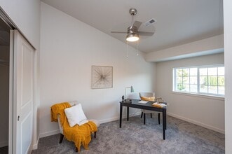 Building Photo - Move in Special! Carefree living in vibrant downtown Puyallup!