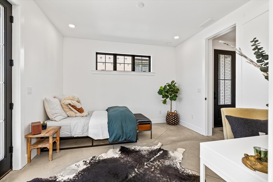 Building Photo - 614 N Avenue H Ave