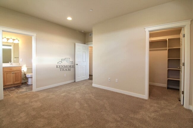 Building Photo - 2335 Bellaview Ave