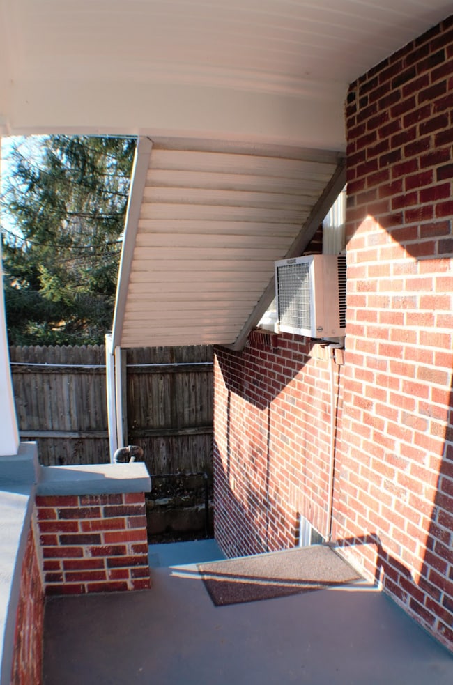 Building Photo - "Charming 2-Bed Home with Gleaming Hardwood Floors in Hendersonville!"