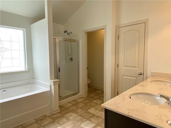 Building Photo - 611 Stonehurst Ln