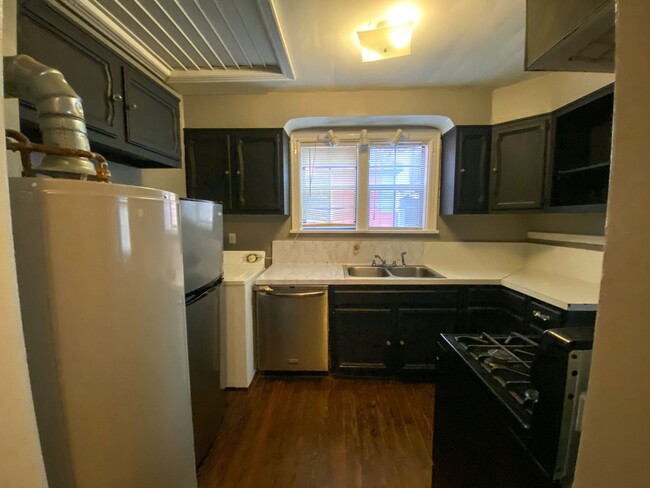 Building Photo - 2 bed, 1 bath with hardwood floors by U of...