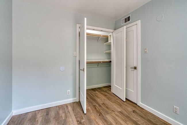 Building Photo - Beautifully Renovated 3 bedroom 2 bathroom Townhouse