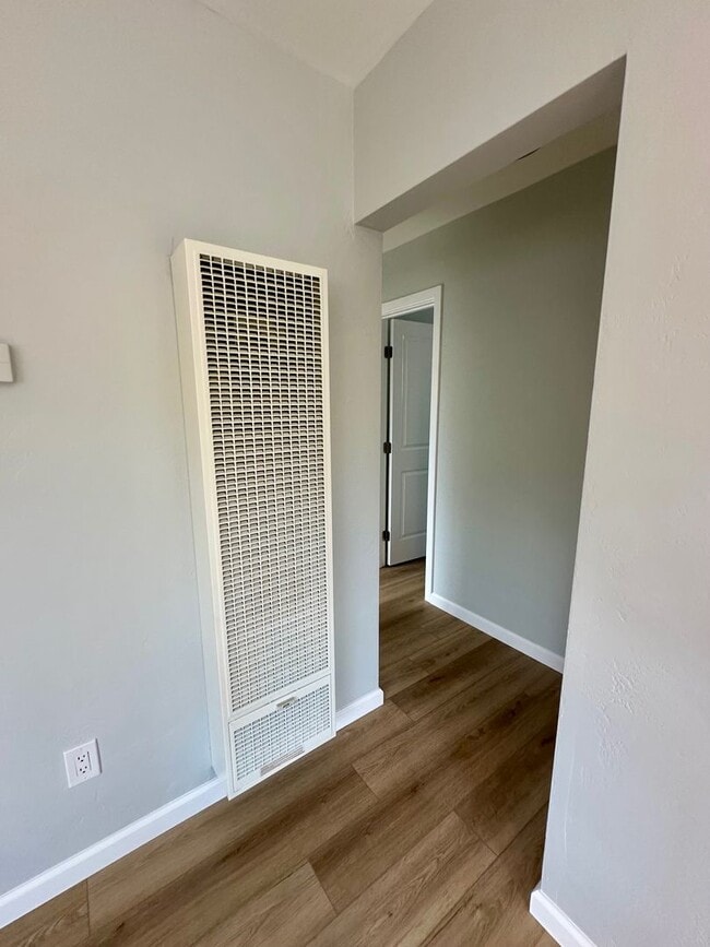 Building Photo - COMING SOON--2 bed/1 bath in IB