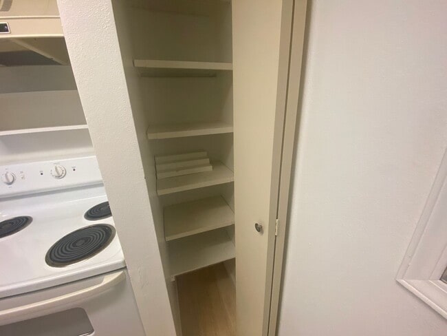 Building Photo - Beautiful 1 Bedroom Condo Across from Buck...